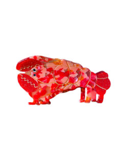 Hårklemme i Hummer-Design  Fang havets unikke charme med vores iøjnefaldende hårklemme formet som en rød hummer, en stjerne i vores havdyr-kollektion. Denne 10 cm lange klemme kombinerer funktionalitet med et sjovt, maritimt design, der tilføjer et livligt strejf til din frisure. Klemmen er elegant udformet i form af en detaljeret rød hummer, hvilket giver en farverig og spændende accent til dit look. Den robuste konstruktion sikrer et sikkert greb, så dit hår forbliver på plads hele dagen, mens det charmerende hummer-design gør den til et perfekt tilbehør til både hverdag og festlige lejligheder. Funktioner: Størrelse: 10 cm – ideel til at holde forskellige hårtyper og -længder sikkert på plads. Design: Formet som en livlig rød hummer, en del af vores havdyr-kollektion. Farve: Strålende rød, der fanger opmærksomheden og tilføjer et festligt touch. Grebstyrke: Stærkt og pålideligt greb, perfekt til både daglig brug og særlige anledninger. Materiale: Holdbart og let, skånsom mod håret og behagelig at bære. Giv din frisure et maritimt twist med denne farverige hummer-hårklemme og lad havets eventyr inspirere dit look!