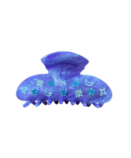 Magisk Hårklemme med Måne & Stjerner – 8,5 cm Lad dit hår stråle som nattehimlen med vores fortryllende hårklemme dekoreret med måne og stjerner. Denne 8,5 cm lange klemme kombinerer praktisk funktionalitet med et magisk design, perfekt til dig, der ønsker at tilføje et unikt og eventyrligt touch til dit look. Klemmen er udsmykket med delikate små sten, der funkler som stjerner, og de smukke farver giver en elegant kontrast til den himmelske dekoration. Med sin stærke greb sikrer denne klemme, at dit hår bliver på plads, uanset om du bærer det løst, i en opdatering, eller i en elegant fletning.