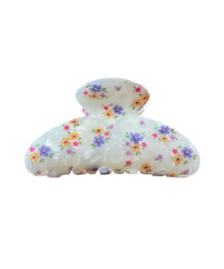 Tilfør dit look et strejf af elegance med vores stilfulde hårklemme i smukke farver. Denne 8 cm lange klemme er den perfekte kombination af funktionalitet og finesse, designet til at holde dit hår sikkert på plads hele dagen. Uanset om du ønsker at skabe en sofistikeret opsætning eller en enkel hverdagsfrisure, vil denne klemme blive dit nye favorittilbehør. Dens kompakte størrelse gør den ideel til både tykt og fint hår, og de flotte farver passer til enhver lejlighed, fra arbejdsdagen til en aften ude. Med en stærk fjeder og et holdbart design sikrer denne klemme, at dit hår altid ser fantastisk ud.