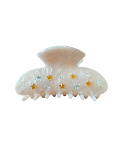 Magisk Hårklemme med Måne & Stjerner – 8,5 cm Lad dit hår stråle som nattehimlen med vores fortryllende hårklemme dekoreret med måne og stjerner. Denne 8,5 cm lange klemme kombinerer praktisk funktionalitet med et magisk design, perfekt til dig, der ønsker at tilføje et unikt og eventyrligt touch til dit look. Klemmen er udsmykket med delikate små sten, der funkler som stjerner, og de smukke farver giver en elegant kontrast til den himmelske dekoration. Med sin stærke greb sikrer denne klemme, at dit hår bliver på plads, uanset om du bærer det løst, i en opdatering, eller i en elegant fletning.