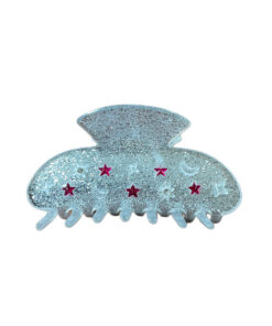 Magisk Hårklemme med Måne & Stjerner – 8,5 cm Lad dit hår stråle som nattehimlen med vores fortryllende hårklemme dekoreret med måne og stjerner. Denne 8,5 cm lange klemme kombinerer praktisk funktionalitet med et magisk design, perfekt til dig, der ønsker at tilføje et unikt og eventyrligt touch til dit look. Klemmen er udsmykket med delikate små sten, der funkler som stjerner, og de smukke farver giver en elegant kontrast til den himmelske dekoration. Med sin stærke greb sikrer denne klemme, at dit hår bliver på plads, uanset om du bærer det løst, i en opdatering, eller i en elegant fletning.