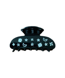 Magisk Hårklemme med Måne & Stjerner – 8,5 cm Lad dit hår stråle som nattehimlen med vores fortryllende hårklemme dekoreret med måne og stjerner. Denne 8,5 cm lange klemme kombinerer praktisk funktionalitet med et magisk design, perfekt til dig, der ønsker at tilføje et unikt og eventyrligt touch til dit look. Klemmen er udsmykket med delikate små sten, der funkler som stjerner, og de smukke farver giver en elegant kontrast til den himmelske dekoration. Med sin stærke greb sikrer denne klemme, at dit hår bliver på plads, uanset om du bærer det løst, i en opdatering, eller i en elegant fletning.