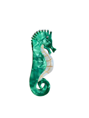 Tilføj et strejf af havets magi til din frisure med vores charmerende hårklemme formet som en grøn søhest, en del af vores havdyr-kollektion. Denne 10 cm lange klemme kombinerer et legende og detaljeret design med praktisk funktionalitet, hvilket gør den til det perfekte tilbehør til at holde dit hår sikkert og stilfuldt på plads. Den delikate søhest, med sin elegante krumning og smukke grønne nuancer, fremkalder billeder af tropiske have og eksotiske eventyr. Klemmen er ideel til både daglig brug og specielle lejligheder, hvor du ønsker at tilføje noget ekstraordinært til dit look. Med sin pålidelige grebstyrke passer den til alle hårtyper og frisurer. Funktioner: Størrelse: 10 cm – perfekt til både kort og langt hår. Design: Formet som en yndefuld grøn søhest, en del af vores unikke havdyr-kollektion. Farve: Skønne grønne nuancer, inspireret af havets mystiske skønhed. Grebstyrke: Robust og sikkert greb, der holder dit hår på plads hele dagen. Materiale: Slidstærkt og let, komfortabel at bære og skånsom mod håret. Lad denne søhest-hårklemme tage dig med på en rejse under havets overflade, hvor elegance og funktionalitet mødes i en perfekt harmoni!