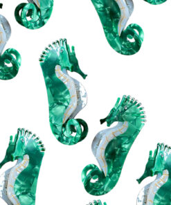 Tilføj et strejf af havets magi til din frisure med vores charmerende hårklemme formet som en grøn søhest, en del af vores havdyr-kollektion. Denne 10 cm lange klemme kombinerer et legende og detaljeret design med praktisk funktionalitet, hvilket gør den til det perfekte tilbehør til at holde dit hår sikkert og stilfuldt på plads. Den delikate søhest, med sin elegante krumning og smukke grønne nuancer, fremkalder billeder af tropiske have og eksotiske eventyr. Klemmen er ideel til både daglig brug og specielle lejligheder, hvor du ønsker at tilføje noget ekstraordinært til dit look. Med sin pålidelige grebstyrke passer den til alle hårtyper og frisurer. Funktioner: Størrelse: 10 cm – perfekt til både kort og langt hår. Design: Formet som en yndefuld grøn søhest, en del af vores unikke havdyr-kollektion. Farve: Skønne grønne nuancer, inspireret af havets mystiske skønhed. Grebstyrke: Robust og sikkert greb, der holder dit hår på plads hele dagen. Materiale: Slidstærkt og let, komfortabel at bære og skånsom mod håret. Lad denne søhest-hårklemme tage dig med på en rejse under havets overflade, hvor elegance og funktionalitet mødes i en perfekt harmoni!