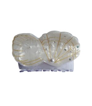 Hårklemme med Dobbelt Musling – 8,5 cm Fang havets charme med vores unikke hårklemme formet som to sammenflettede muslinger, en elegant tilføjelse til vores eksklusive havdyr-kollektion. Denne 8,5 cm lange klemme kombinerer funktionalitet med naturinspireret skønhed, perfekt til at holde dit hår sikkert på plads, mens du tilføjer et maritimt touch til dit look. De to muslinger er smukt detaljerede og designet til at give dit hår en subtil, men sofistikeret udsmykning. Uanset om du bruger klemmen til en opdateret opsætning eller en afslappet frisure, vil den sikre, at dit hår holder sig på plads hele dagen. Den alsidige størrelse gør den ideel til både tykt og fint hår. Funktioner: Størrelse: 8,5 cm – perfekt til forskellige håropsætninger og hårtyper. Design: To smukt udformede muslinger, en del af vores havdyr-kollektion. Farve: Fås i naturinspirerede nuancer, der fremhæver muslingernes detaljer. Grebstyrke: Sikkert og pålideligt greb, ideel til daglig brug og særlige lejligheder. Materiale: Let og robust, skånsom mod håret og nem at bære hele dagen. Bring havets elegance ind i dit hverdagslook med denne dobbelt musling hårklemme – en perfekt balance mellem naturens skønhed og praktisk funktionalitet!