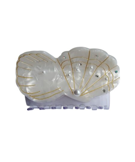 Hårklemme med Dobbelt Musling – 8,5 cm Fang havets charme med vores unikke hårklemme formet som to sammenflettede muslinger, en elegant tilføjelse til vores eksklusive havdyr-kollektion. Denne 8,5 cm lange klemme kombinerer funktionalitet med naturinspireret skønhed, perfekt til at holde dit hår sikkert på plads, mens du tilføjer et maritimt touch til dit look. De to muslinger er smukt detaljerede og designet til at give dit hår en subtil, men sofistikeret udsmykning. Uanset om du bruger klemmen til en opdateret opsætning eller en afslappet frisure, vil den sikre, at dit hår holder sig på plads hele dagen. Den alsidige størrelse gør den ideel til både tykt og fint hår. Funktioner: Størrelse: 8,5 cm – perfekt til forskellige håropsætninger og hårtyper. Design: To smukt udformede muslinger, en del af vores havdyr-kollektion. Farve: Fås i naturinspirerede nuancer, der fremhæver muslingernes detaljer. Grebstyrke: Sikkert og pålideligt greb, ideel til daglig brug og særlige lejligheder. Materiale: Let og robust, skånsom mod håret og nem at bære hele dagen. Bring havets elegance ind i dit hverdagslook med denne dobbelt musling hårklemme – en perfekt balance mellem naturens skønhed og praktisk funktionalitet!