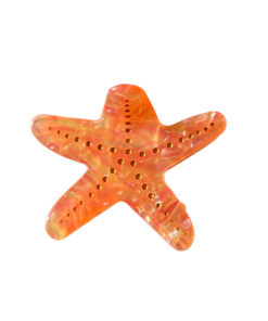Hårklemme i Søstjerne-Design Bring et strejf af havets magi til din frisure med vores fortryllende hårklemme formet som en søstjerne, en del af vores eksklusive havdyr-kollektion. Denne 7 cm lange klemme er både praktisk og stilfuld, designet til at sikre, at dit hår holdes på plads, mens den tilføjer en unik maritim charme til dit look. Den detaljerede søstjerne-form fanger havets naturlige skønhed og elegance, og den fine udformning sikrer, at klemmen både er funktionel og dekorativ. Med dens kompakte størrelse er den perfekt til delvise opsætninger og små hårpartier, og dens pålidelige grebstyrke gør den ideel til både hverdag og specielle lejligheder. Funktioner: Størrelse: 7 cm – perfekt til at holde kortere hår eller som en dekorativ detalje i længere frisurer. Design: Formet som en smuk søstjerne, en del af vores unikke havdyr-kollektion. Farve: Stilfulde nuancer, der fremhæver søstjernens naturlige skønhed. Grebstyrke: Robust og pålideligt greb, der sikrer, at dit hår forbliver flot hele dagen. Materiale: Let og holdbar, behagelig at bære og skånsom mod håret. Giv din frisure et forfriskende havlook med denne søstjerne-hårklemme, og lad din stil skinne med havets naturlige skønhed!