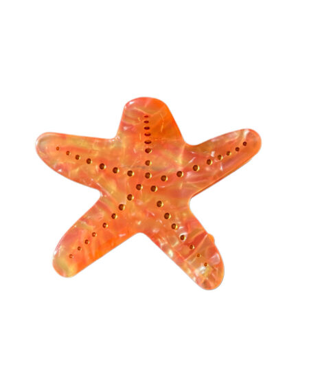 Hårklemme i Søstjerne-Design Bring et strejf af havets magi til din frisure med vores fortryllende hårklemme formet som en søstjerne, en del af vores eksklusive havdyr-kollektion. Denne 7 cm lange klemme er både praktisk og stilfuld, designet til at sikre, at dit hår holdes på plads, mens den tilføjer en unik maritim charme til dit look. Den detaljerede søstjerne-form fanger havets naturlige skønhed og elegance, og den fine udformning sikrer, at klemmen både er funktionel og dekorativ. Med dens kompakte størrelse er den perfekt til delvise opsætninger og små hårpartier, og dens pålidelige grebstyrke gør den ideel til både hverdag og specielle lejligheder. Funktioner: Størrelse: 7 cm – perfekt til at holde kortere hår eller som en dekorativ detalje i længere frisurer. Design: Formet som en smuk søstjerne, en del af vores unikke havdyr-kollektion. Farve: Stilfulde nuancer, der fremhæver søstjernens naturlige skønhed. Grebstyrke: Robust og pålideligt greb, der sikrer, at dit hår forbliver flot hele dagen. Materiale: Let og holdbar, behagelig at bære og skånsom mod håret. Giv din frisure et forfriskende havlook med denne søstjerne-hårklemme, og lad din stil skinne med havets naturlige skønhed!