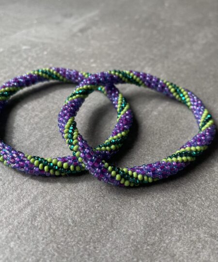 Nepal armbånd er en inspirerende og fascinerende smykkegenre, der vækker interessen hos smykkeentusiaster over hele verden. Disse håndlavede armbånd er kunstværker, der udstråler autenticitet, skønhed og dyb symbolik. Lad os dykke ned i den betagende verden af Nepal armbånd og udforske, hvad der gør dem så unikke og eftertragtede. Hvert Nepal armbånd er unikt, og det er netop denne individualitet, der appellerer til mange. Armbåndene er ofte skabt af dygtige nepalesiske håndværkere, der gennem generationer har forfinet deres teknikker til at skabe smykker af høj kvalitet. Disse håndværkere bruger traditionelle metoder, som har været en del af Nepals kultur og historie i århundreder. Processen er omhyggelig og kræver en stor grad af præcision og tålmodighed, hvilket gør hvert armbånd til en kærlighedsfyldt skabelse. Nepal armbånd er kendt for deres farverige og levende design. De er ofte dekoreret med perler, ædelstene, træ, metal eller andre naturlige materialer, hvilket giver dem et unikt udseende. Hvert enkelt element, der anvendes i armbåndene, er udvalgt omhyggeligt for at skabe en harmonisk kombination af farver og teksturer. Disse elementer er ofte inspireret af Nepals rige natur og kultur, hvilket giver armbåndene en autentisk følelse og en stærk forbindelse til landet. Symbolik spiller også en vigtig rolle i Nepal armbåndenes popularitet. Mange af armbåndene har indgraverede mønstre eller symboler, der repræsenterer vigtige aspekter af Nepals traditioner og spiritualitet. Disse symboler kan have betydning for held, lykke, kærlighed, beskyttelse eller en dybere forbindelse til naturen. At bære et Nepal armbånd kan derfor have en dybere betydning for bæreren og kan fungere som en påmindelse om deres forbindelse til Nepals rige arv. Nepal armbånd er ikke kun smukke smykker, men de har også en stærk social og kulturel betydning. Mange af disse smykker er håndlavede af kvinder, der er en del af samfundet i landområderne i Nepal. Produktionen af armbåndene giver disse kvinder mulighed for at skabe en bæredygtig indkomst, forbedre deres levevilkår og styrke deres selvstændighed. Når du køber et Nepal armbånd, bidrager du derfor til at støtte en positiv social indvirkning og bevare traditionelle håndværksmæssige metoder. Udover deres kulturelle og sociale betydning er Nepal armbånd også en favorit blandt modebevidste enkeltpersoner, der ønsker at tilføje en unik og autentisk touch til deres stil. Disse armbånd kan styles på utallige måder, uanset om du ønsker at skabe et bohemeinspireret look, en farverig festlig stil eller en subtil og elegant kombination. Der er et Nepal armbånd til enhver lejlighed og enhver personlig præference. I det store udvalg af smykker, der findes i dagens marked, skiller Nepal armbånd sig ud som en særlig perle. Deres håndlavede karakter, farverige design, dybe symbolik og sociale indvirkning gør dem til mere end bare smykker - de er en form for kunst og kultur, der fortæller historien om Nepal og dets folk. Ved at bære et Nepal armbånd, bærer du også med dig en del af dette rige og inspirerende land. Så uanset om du leder efter en meningsfuld gave eller ønsker at berige din egen smykkesamling, vil et Nepal armbånd være et mindeværdigt og værdsat valg.