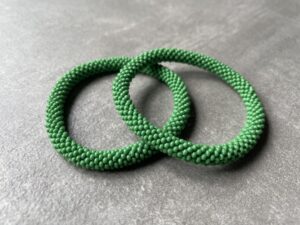 Nepal armbånd er en inspirerende og fascinerende smykkegenre, der vækker interessen hos smykkeentusiaster over hele verden. Disse håndlavede armbånd er kunstværker, der udstråler autenticitet, skønhed og dyb symbolik. Lad os dykke ned i den betagende verden af Nepal armbånd og udforske, hvad der gør dem så unikke og eftertragtede. Hvert Nepal armbånd er unikt, og det er netop denne individualitet, der appellerer til mange. Armbåndene er ofte skabt af dygtige nepalesiske håndværkere, der gennem generationer har forfinet deres teknikker til at skabe smykker af høj kvalitet. Disse håndværkere bruger traditionelle metoder, som har været en del af Nepals kultur og historie i århundreder. Processen er omhyggelig og kræver en stor grad af præcision og tålmodighed, hvilket gør hvert armbånd til en kærlighedsfyldt skabelse. Nepal armbånd er kendt for deres farverige og levende design. De er ofte dekoreret med perler, ædelstene, træ, metal eller andre naturlige materialer, hvilket giver dem et unikt udseende. Hvert enkelt element, der anvendes i armbåndene, er udvalgt omhyggeligt for at skabe en harmonisk kombination af farver og teksturer. Disse elementer er ofte inspireret af Nepals rige natur og kultur, hvilket giver armbåndene en autentisk følelse og en stærk forbindelse til landet. Symbolik spiller også en vigtig rolle i Nepal armbåndenes popularitet. Mange af armbåndene har indgraverede mønstre eller symboler, der repræsenterer vigtige aspekter af Nepals traditioner og spiritualitet. Disse symboler kan have betydning for held, lykke, kærlighed, beskyttelse eller en dybere forbindelse til naturen. At bære et Nepal armbånd kan derfor have en dybere betydning for bæreren og kan fungere som en påmindelse om deres forbindelse til Nepals rige arv. Nepal armbånd er ikke kun smukke smykker, men de har også en stærk social og kulturel betydning. Mange af disse smykker er håndlavede af kvinder, der er en del af samfundet i landområderne i Nepal. Produktionen af armbåndene giver disse kvinder mulighed for at skabe en bæredygtig indkomst, forbedre deres levevilkår og styrke deres selvstændighed. Når du køber et Nepal armbånd, bidrager du derfor til at støtte en positiv social indvirkning og bevare traditionelle håndværksmæssige metoder. Udover deres kulturelle og sociale betydning er Nepal armbånd også en favorit blandt modebevidste enkeltpersoner, der ønsker at tilføje en unik og autentisk touch til deres stil. Disse armbånd kan styles på utallige måder, uanset om du ønsker at skabe et bohemeinspireret look, en farverig festlig stil eller en subtil og elegant kombination. Der er et Nepal armbånd til enhver lejlighed og enhver personlig præference. I det store udvalg af smykker, der findes i dagens marked, skiller Nepal armbånd sig ud som en særlig perle. Deres håndlavede karakter, farverige design, dybe symbolik og sociale indvirkning gør dem til mere end bare smykker - de er en form for kunst og kultur, der fortæller historien om Nepal og dets folk. Ved at bære et Nepal armbånd, bærer du også med dig en del af dette rige og inspirerende land. Så uanset om du leder efter en meningsfuld gave eller ønsker at berige din egen smykkesamling, vil et Nepal armbånd være et mindeværdigt og værdsat valg.