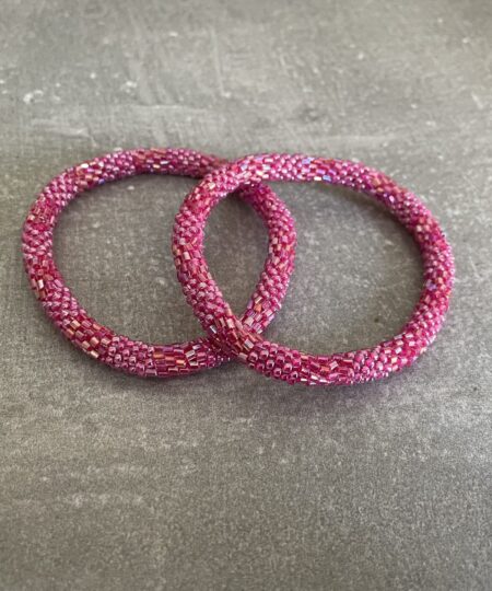 Nepal armbånd er en inspirerende og fascinerende smykkegenre, der vækker interessen hos smykkeentusiaster over hele verden. Disse håndlavede armbånd er kunstværker, der udstråler autenticitet, skønhed og dyb symbolik. Lad os dykke ned i den betagende verden af Nepal armbånd og udforske, hvad der gør dem så unikke og eftertragtede. Hvert Nepal armbånd er unikt, og det er netop denne individualitet, der appellerer til mange. Armbåndene er ofte skabt af dygtige nepalesiske håndværkere, der gennem generationer har forfinet deres teknikker til at skabe smykker af høj kvalitet. Disse håndværkere bruger traditionelle metoder, som har været en del af Nepals kultur og historie i århundreder. Processen er omhyggelig og kræver en stor grad af præcision og tålmodighed, hvilket gør hvert armbånd til en kærlighedsfyldt skabelse. Nepal armbånd er kendt for deres farverige og levende design. De er ofte dekoreret med perler, ædelstene, træ, metal eller andre naturlige materialer, hvilket giver dem et unikt udseende. Hvert enkelt element, der anvendes i armbåndene, er udvalgt omhyggeligt for at skabe en harmonisk kombination af farver og teksturer. Disse elementer er ofte inspireret af Nepals rige natur og kultur, hvilket giver armbåndene en autentisk følelse og en stærk forbindelse til landet. Symbolik spiller også en vigtig rolle i Nepal armbåndenes popularitet. Mange af armbåndene har indgraverede mønstre eller symboler, der repræsenterer vigtige aspekter af Nepals traditioner og spiritualitet. Disse symboler kan have betydning for held, lykke, kærlighed, beskyttelse eller en dybere forbindelse til naturen. At bære et Nepal armbånd kan derfor have en dybere betydning for bæreren og kan fungere som en påmindelse om deres forbindelse til Nepals rige arv. Nepal armbånd er ikke kun smukke smykker, men de har også en stærk social og kulturel betydning. Mange af disse smykker er håndlavede af kvinder, der er en del af samfundet i landområderne i Nepal. Produktionen af armbåndene giver disse kvinder mulighed for at skabe en bæredygtig indkomst, forbedre deres levevilkår og styrke deres selvstændighed. Når du køber et Nepal armbånd, bidrager du derfor til at støtte en positiv social indvirkning og bevare traditionelle håndværksmæssige metoder. Udover deres kulturelle og sociale betydning er Nepal armbånd også en favorit blandt modebevidste enkeltpersoner, der ønsker at tilføje en unik og autentisk touch til deres stil. Disse armbånd kan styles på utallige måder, uanset om du ønsker at skabe et bohemeinspireret look, en farverig festlig stil eller en subtil og elegant kombination. Der er et Nepal armbånd til enhver lejlighed og enhver personlig præference. I det store udvalg af smykker, der findes i dagens marked, skiller Nepal armbånd sig ud som en særlig perle. Deres håndlavede karakter, farverige design, dybe symbolik og sociale indvirkning gør dem til mere end bare smykker - de er en form for kunst og kultur, der fortæller historien om Nepal og dets folk. Ved at bære et Nepal armbånd, bærer du også med dig en del af dette rige og inspirerende land. Så uanset om du leder efter en meningsfuld gave eller ønsker at berige din egen smykkesamling, vil et Nepal armbånd være et mindeværdigt og værdsat valg.