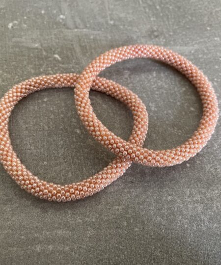 Nepal armbånd er en inspirerende og fascinerende smykkegenre, der vækker interessen hos smykkeentusiaster over hele verden. Disse håndlavede armbånd er kunstværker, der udstråler autenticitet, skønhed og dyb symbolik. Lad os dykke ned i den betagende verden af Nepal armbånd og udforske, hvad der gør dem så unikke og eftertragtede. Hvert Nepal armbånd er unikt, og det er netop denne individualitet, der appellerer til mange. Armbåndene er ofte skabt af dygtige nepalesiske håndværkere, der gennem generationer har forfinet deres teknikker til at skabe smykker af høj kvalitet. Disse håndværkere bruger traditionelle metoder, som har været en del af Nepals kultur og historie i århundreder. Processen er omhyggelig og kræver en stor grad af præcision og tålmodighed, hvilket gør hvert armbånd til en kærlighedsfyldt skabelse. Nepal armbånd er kendt for deres farverige og levende design. De er ofte dekoreret med perler, ædelstene, træ, metal eller andre naturlige materialer, hvilket giver dem et unikt udseende. Hvert enkelt element, der anvendes i armbåndene, er udvalgt omhyggeligt for at skabe en harmonisk kombination af farver og teksturer. Disse elementer er ofte inspireret af Nepals rige natur og kultur, hvilket giver armbåndene en autentisk følelse og en stærk forbindelse til landet. Symbolik spiller også en vigtig rolle i Nepal armbåndenes popularitet. Mange af armbåndene har indgraverede mønstre eller symboler, der repræsenterer vigtige aspekter af Nepals traditioner og spiritualitet. Disse symboler kan have betydning for held, lykke, kærlighed, beskyttelse eller en dybere forbindelse til naturen. At bære et Nepal armbånd kan derfor have en dybere betydning for bæreren og kan fungere som en påmindelse om deres forbindelse til Nepals rige arv. Nepal armbånd er ikke kun smukke smykker, men de har også en stærk social og kulturel betydning. Mange af disse smykker er håndlavede af kvinder, der er en del af samfundet i landområderne i Nepal. Produktionen af armbåndene giver disse kvinder mulighed for at skabe en bæredygtig indkomst, forbedre deres levevilkår og styrke deres selvstændighed. Når du køber et Nepal armbånd, bidrager du derfor til at støtte en positiv social indvirkning og bevare traditionelle håndværksmæssige metoder. Udover deres kulturelle og sociale betydning er Nepal armbånd også en favorit blandt modebevidste enkeltpersoner, der ønsker at tilføje en unik og autentisk touch til deres stil. Disse armbånd kan styles på utallige måder, uanset om du ønsker at skabe et bohemeinspireret look, en farverig festlig stil eller en subtil og elegant kombination. Der er et Nepal armbånd til enhver lejlighed og enhver personlig præference. I det store udvalg af smykker, der findes i dagens marked, skiller Nepal armbånd sig ud som en særlig perle. Deres håndlavede karakter, farverige design, dybe symbolik og sociale indvirkning gør dem til mere end bare smykker - de er en form for kunst og kultur, der fortæller historien om Nepal og dets folk. Ved at bære et Nepal armbånd, bærer du også med dig en del af dette rige og inspirerende land. Så uanset om du leder efter en meningsfuld gave eller ønsker at berige din egen smykkesamling, vil et Nepal armbånd være et mindeværdigt og værdsat valg.