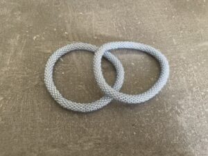 Nepal armbånd er en inspirerende og fascinerende smykkegenre, der vækker interessen hos smykkeentusiaster over hele verden. Disse håndlavede armbånd er kunstværker, der udstråler autenticitet, skønhed og dyb symbolik. Lad os dykke ned i den betagende verden af Nepal armbånd og udforske, hvad der gør dem så unikke og eftertragtede. Hvert Nepal armbånd er unikt, og det er netop denne individualitet, der appellerer til mange. Armbåndene er ofte skabt af dygtige nepalesiske håndværkere, der gennem generationer har forfinet deres teknikker til at skabe smykker af høj kvalitet. Disse håndværkere bruger traditionelle metoder, som har været en del af Nepals kultur og historie i århundreder. Processen er omhyggelig og kræver en stor grad af præcision og tålmodighed, hvilket gør hvert armbånd til en kærlighedsfyldt skabelse. Nepal armbånd er kendt for deres farverige og levende design. De er ofte dekoreret med perler, ædelstene, træ, metal eller andre naturlige materialer, hvilket giver dem et unikt udseende. Hvert enkelt element, der anvendes i armbåndene, er udvalgt omhyggeligt for at skabe en harmonisk kombination af farver og teksturer. Disse elementer er ofte inspireret af Nepals rige natur og kultur, hvilket giver armbåndene en autentisk følelse og en stærk forbindelse til landet. Symbolik spiller også en vigtig rolle i Nepal armbåndenes popularitet. Mange af armbåndene har indgraverede mønstre eller symboler, der repræsenterer vigtige aspekter af Nepals traditioner og spiritualitet. Disse symboler kan have betydning for held, lykke, kærlighed, beskyttelse eller en dybere forbindelse til naturen. At bære et Nepal armbånd kan derfor have en dybere betydning for bæreren og kan fungere som en påmindelse om deres forbindelse til Nepals rige arv. Nepal armbånd er ikke kun smukke smykker, men de har også en stærk social og kulturel betydning. Mange af disse smykker er håndlavede af kvinder, der er en del af samfundet i landområderne i Nepal. Produktionen af armbåndene giver disse kvinder mulighed for at skabe en bæredygtig indkomst, forbedre deres levevilkår og styrke deres selvstændighed. Når du køber et Nepal armbånd, bidrager du derfor til at støtte en positiv social indvirkning og bevare traditionelle håndværksmæssige metoder. Udover deres kulturelle og sociale betydning er Nepal armbånd også en favorit blandt modebevidste enkeltpersoner, der ønsker at tilføje en unik og autentisk touch til deres stil. Disse armbånd kan styles på utallige måder, uanset om du ønsker at skabe et bohemeinspireret look, en farverig festlig stil eller en subtil og elegant kombination. Der er et Nepal armbånd til enhver lejlighed og enhver personlig præference. I det store udvalg af smykker, der findes i dagens marked, skiller Nepal armbånd sig ud som en særlig perle. Deres håndlavede karakter, farverige design, dybe symbolik og sociale indvirkning gør dem til mere end bare smykker - de er en form for kunst og kultur, der fortæller historien om Nepal og dets folk. Ved at bære et Nepal armbånd, bærer du også med dig en del af dette rige og inspirerende land. Så uanset om du leder efter en meningsfuld gave eller ønsker at berige din egen smykkesamling, vil et Nepal armbånd være et mindeværdigt og værdsat valg.