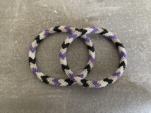 Nepal armbånd er en inspirerende og fascinerende smykkegenre, der vækker interessen hos smykkeentusiaster over hele verden. Disse håndlavede armbånd er kunstværker, der udstråler autenticitet, skønhed og dyb symbolik. Lad os dykke ned i den betagende verden af Nepal armbånd og udforske, hvad der gør dem så unikke og eftertragtede. Hvert Nepal armbånd er unikt, og det er netop denne individualitet, der appellerer til mange. Armbåndene er ofte skabt af dygtige nepalesiske håndværkere, der gennem generationer har forfinet deres teknikker til at skabe smykker af høj kvalitet. Disse håndværkere bruger traditionelle metoder, som har været en del af Nepals kultur og historie i århundreder. Processen er omhyggelig og kræver en stor grad af præcision og tålmodighed, hvilket gør hvert armbånd til en kærlighedsfyldt skabelse. Nepal armbånd er kendt for deres farverige og levende design. De er ofte dekoreret med perler, ædelstene, træ, metal eller andre naturlige materialer, hvilket giver dem et unikt udseende. Hvert enkelt element, der anvendes i armbåndene, er udvalgt omhyggeligt for at skabe en harmonisk kombination af farver og teksturer. Disse elementer er ofte inspireret af Nepals rige natur og kultur, hvilket giver armbåndene en autentisk følelse og en stærk forbindelse til landet. Symbolik spiller også en vigtig rolle i Nepal armbåndenes popularitet. Mange af armbåndene har indgraverede mønstre eller symboler, der repræsenterer vigtige aspekter af Nepals traditioner og spiritualitet. Disse symboler kan have betydning for held, lykke, kærlighed, beskyttelse eller en dybere forbindelse til naturen. At bære et Nepal armbånd kan derfor have en dybere betydning for bæreren og kan fungere som en påmindelse om deres forbindelse til Nepals rige arv. Nepal armbånd er ikke kun smukke smykker, men de har også en stærk social og kulturel betydning. Mange af disse smykker er håndlavede af kvinder, der er en del af samfundet i landområderne i Nepal. Produktionen af armbåndene giver disse kvinder mulighed for at skabe en bæredygtig indkomst, forbedre deres levevilkår og styrke deres selvstændighed. Når du køber et Nepal armbånd, bidrager du derfor til at støtte en positiv social indvirkning og bevare traditionelle håndværksmæssige metoder. Udover deres kulturelle og sociale betydning er Nepal armbånd også en favorit blandt modebevidste enkeltpersoner, der ønsker at tilføje en unik og autentisk touch til deres stil. Disse armbånd kan styles på utallige måder, uanset om du ønsker at skabe et bohemeinspireret look, en farverig festlig stil eller en subtil og elegant kombination. Der er et Nepal armbånd til enhver lejlighed og enhver personlig præference. I det store udvalg af smykker, der findes i dagens marked, skiller Nepal armbånd sig ud som en særlig perle. Deres håndlavede karakter, farverige design, dybe symbolik og sociale indvirkning gør dem til mere end bare smykker - de er en form for kunst og kultur, der fortæller historien om Nepal og dets folk. Ved at bære et Nepal armbånd, bærer du også med dig en del af dette rige og inspirerende land. Så uanset om du leder efter en meningsfuld gave eller ønsker at berige din egen smykkesamling, vil et Nepal armbånd være et mindeværdigt og værdsat valg.