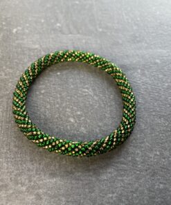 Unikke håndlavet nepal armbånd af glasperler- Som er knyttet perle for perle – Af Nepalesiske Kvinder.  Kvindegrupper i Nepal, Kathmandu Valley, udstyres med glasperler og bomuldsgarn, så de i deres fritid kan håndknytte de smukke perlearmbånd. Hvert armbånd er et unikt resultat af kvindernes håndarbejde og varierer i farvekombinationer og mønstre. De er hæklet med en bomuldssnor. Syntes man at de lidt stramme, kan man vride forsigtigt i dem så de bliver større. syntes man derimod at de er blive lidt for løse, kan man ligge dem i vand. dette gør at bomuldssnoren trækker sig sammen og de bliver mindre igen. Unikke håndlavet nepal armbånd, som er knyttet perle for perle, af nepalesiske kvinder. Vi har mere end 200 forskellige, at vælge i mellem. Så du kan finde de helt rigtige roll on nepal perle armbånd.