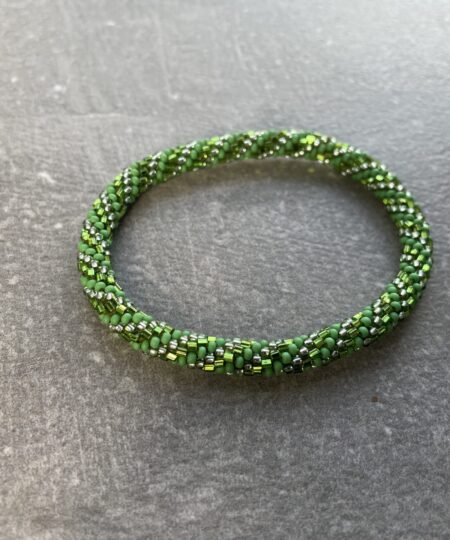 Unikke håndlavet nepal armbånd af glasperler- Som er knyttet perle for perle – Af Nepalesiske Kvinder. Kvindegrupper i Nepal, Kathmandu Valley, udstyres med glasperler og bomuldsgarn, så de i deres fritid kan håndknytte de smukke perlearmbånd. Hvert armbånd er et unikt resultat af kvindernes håndarbejde og varierer i farvekombinationer og mønstre. De er hæklet med en bomuldssnor. Syntes man at de lidt stramme, kan man vride forsigtigt i dem så de bliver større. syntes man derimod at de er blive lidt for løse, kan man ligge dem i vand. dette gør at bomuldssnoren trækker sig sammen og de bliver mindre igen. Unikke håndlavet nepal armbånd, som er knyttet perle for perle, af nepalesiske kvinder. Vi har mere end 200 forskellige, at vælge i mellem. Så du kan finde de helt rigtige roll on nepal perle armbånd.