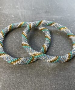 Dette Nepal armbånd er håndlavet af dygtige kvinder i Nepal. Armbåndet er lavet af farverige glasperler, der er nænsomt knyttet til et unikt design. Perfekt som gave eller etisk smykke til dig, der elsker unikke håndlavede armbånd.