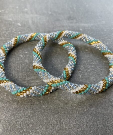 Dette Nepal armbånd er håndlavet af dygtige kvinder i Nepal. Armbåndet er lavet af farverige glasperler, der er nænsomt knyttet til et unikt design. Perfekt som gave eller etisk smykke til dig, der elsker unikke håndlavede armbånd.