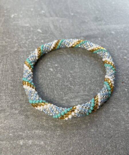 Unikke håndlavet nepal armbånd af glasperler- Som er knyttet perle for perle – Af Nepalesiske Kvinder.  Kvindegrupper i Nepal, Kathmandu Valley, udstyres med glasperler og bomuldsgarn, så de i deres fritid kan håndknytte de smukke perlearmbånd. Hvert armbånd er et unikt resultat af kvindernes håndarbejde og varierer i farvekombinationer og mønstre. De er hæklet med en bomuldssnor. Syntes man at de lidt stramme, kan man vride forsigtigt i dem så de bliver større. syntes man derimod at de er blive lidt for løse, kan man ligge dem i vand. dette gør at bomuldssnoren trækker sig sammen og de bliver mindre igen. Unikke håndlavet nepal armbånd, som er knyttet perle for perle, af nepalesiske kvinder. Vi har mere end 200 forskellige, at vælge i mellem. Så du kan finde de helt rigtige roll on nepal perle armbånd.