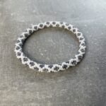 Unikke håndlavet nepal armbånd af glasperler- Som er knyttet perle for perle – Af Nepalesiske Kvinder.  Kvindegrupper i Nepal, Kathmandu Valley, udstyres med glasperler og bomuldsgarn, så de i deres fritid kan håndknytte de smukke perlearmbånd. Hvert armbånd er et unikt resultat af kvindernes håndarbejde og varierer i farvekombinationer og mønstre. De er hæklet med en bomuldssnor. Syntes man at de lidt stramme, kan man vride forsigtigt i dem så de bliver større. syntes man derimod at de er blive lidt for løse, kan man ligge dem i vand. dette gør at bomuldssnoren trækker sig sammen og de bliver mindre igen. Unikke håndlavet nepal armbånd, som er knyttet perle for perle, af nepalesiske kvinder. Vi har mere end 200 forskellige, at vælge i mellem. Så du kan finde de helt rigtige roll on nepal perle armbånd.