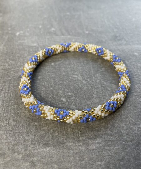 Unikke håndlavet nepal armbånd af glasperler- Som er knyttet perle for perle – Af Nepalesiske Kvinder.  Kvindegrupper i Nepal, Kathmandu Valley, udstyres med glasperler og bomuldsgarn, så de i deres fritid kan håndknytte de smukke perlearmbånd. Hvert armbånd er et unikt resultat af kvindernes håndarbejde og varierer i farvekombinationer og mønstre. De er hæklet med en bomuldssnor. Syntes man at de lidt stramme, kan man vride forsigtigt i dem så de bliver større. syntes man derimod at de er blive lidt for løse, kan man ligge dem i vand. dette gør at bomuldssnoren trækker sig sammen og de bliver mindre igen. Unikke håndlavet nepal armbånd, som er knyttet perle for perle, af nepalesiske kvinder. Vi har mere end 200 forskellige, at vælge i mellem. Så du kan finde de helt rigtige roll on nepal perle armbånd.