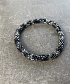 Unikke håndlavet nepal armbånd af glasperler- Som er knyttet perle for perle – Af Nepalesiske Kvinder.  Kvindegrupper i Nepal, Kathmandu Valley, udstyres med glasperler og bomuldsgarn, så de i deres fritid kan håndknytte de smukke perlearmbånd. Hvert armbånd er et unikt resultat af kvindernes håndarbejde og varierer i farvekombinationer og mønstre. De er hæklet med en bomuldssnor. Syntes man at de lidt stramme, kan man vride forsigtigt i dem så de bliver større. syntes man derimod at de er blive lidt for løse, kan man ligge dem i vand. dette gør at bomuldssnoren trækker sig sammen og de bliver mindre igen. Unikke håndlavet nepal armbånd, som er knyttet perle for perle, af nepalesiske kvinder. Vi har mere end 200 forskellige, at vælge i mellem. Så du kan finde de helt rigtige roll on nepal perle armbånd.