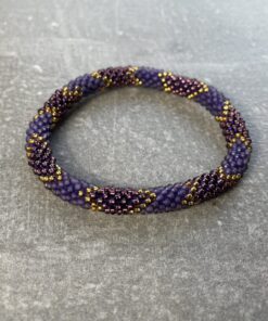 Unikke håndlavet nepal armbånd af glasperler- Som er knyttet perle for perle – Af Nepalesiske Kvinder.  Kvindegrupper i Nepal, Kathmandu Valley, udstyres med glasperler og bomuldsgarn, så de i deres fritid kan håndknytte de smukke perlearmbånd. Hvert armbånd er et unikt resultat af kvindernes håndarbejde og varierer i farvekombinationer og mønstre. De er hæklet med en bomuldssnor. Syntes man at de lidt stramme, kan man vride forsigtigt i dem så de bliver større. syntes man derimod at de er blive lidt for løse, kan man ligge dem i vand. dette gør at bomuldssnoren trækker sig sammen og de bliver mindre igen. Unikke håndlavet nepal armbånd, som er knyttet perle for perle, af nepalesiske kvinder. Vi har mere end 200 forskellige, at vælge i mellem. Så du kan finde de helt rigtige roll on nepal perle armbånd.