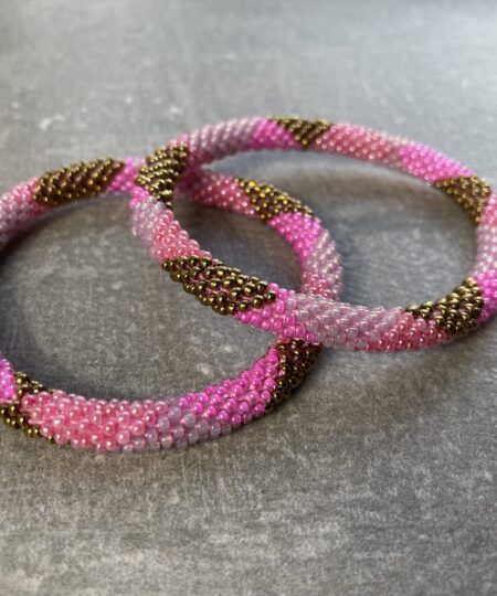 Unikke håndlavet nepal armbånd af glasperler- Som er knyttet perle for perle – Af Nepalesiske Kvinder.  Kvindegrupper i Nepal, Kathmandu Valley, udstyres med glasperler og bomuldsgarn, så de i deres fritid kan håndknytte de smukke perlearmbånd. Hvert armbånd er et unikt resultat af kvindernes håndarbejde og varierer i farvekombinationer og mønstre. De er hæklet med en bomuldssnor. Syntes man at de lidt stramme, kan man vride forsigtigt i dem så de bliver større. syntes man derimod at de er blive lidt for løse, kan man ligge dem i vand. dette gør at bomuldssnoren trækker sig sammen og de bliver mindre igen. Unikke håndlavet nepal armbånd, som er knyttet perle for perle, af nepalesiske kvinder. Vi har mere end 200 forskellige, at vælge i mellem. Så du kan finde de helt rigtige roll on nepal perle armbånd.