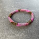 Unikke håndlavet nepal armbånd af glasperler- Som er knyttet perle for perle – Af Nepalesiske Kvinder.  Kvindegrupper i Nepal, Kathmandu Valley, udstyres med glasperler og bomuldsgarn, så de i deres fritid kan håndknytte de smukke perlearmbånd. Hvert armbånd er et unikt resultat af kvindernes håndarbejde og varierer i farvekombinationer og mønstre. De er hæklet med en bomuldssnor. Syntes man at de lidt stramme, kan man vride forsigtigt i dem så de bliver større. syntes man derimod at de er blive lidt for løse, kan man ligge dem i vand. dette gør at bomuldssnoren trækker sig sammen og de bliver mindre igen. Unikke håndlavet nepal armbånd, som er knyttet perle for perle, af nepalesiske kvinder. Vi har mere end 200 forskellige, at vælge i mellem. Så du kan finde de helt rigtige roll on nepal perle armbånd.