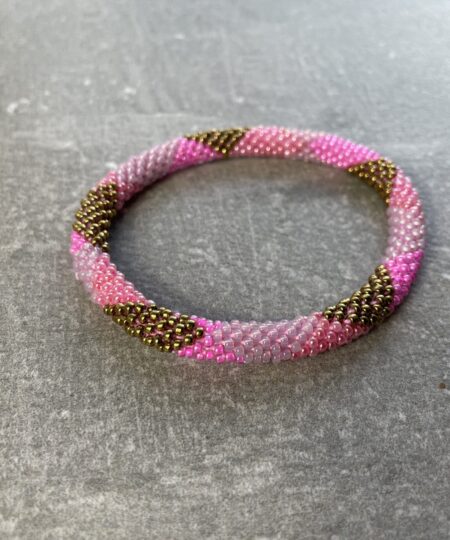 Unikke håndlavet nepal armbånd af glasperler- Som er knyttet perle for perle – Af Nepalesiske Kvinder.  Kvindegrupper i Nepal, Kathmandu Valley, udstyres med glasperler og bomuldsgarn, så de i deres fritid kan håndknytte de smukke perlearmbånd. Hvert armbånd er et unikt resultat af kvindernes håndarbejde og varierer i farvekombinationer og mønstre. De er hæklet med en bomuldssnor. Syntes man at de lidt stramme, kan man vride forsigtigt i dem så de bliver større. syntes man derimod at de er blive lidt for løse, kan man ligge dem i vand. dette gør at bomuldssnoren trækker sig sammen og de bliver mindre igen. Unikke håndlavet nepal armbånd, som er knyttet perle for perle, af nepalesiske kvinder. Vi har mere end 200 forskellige, at vælge i mellem. Så du kan finde de helt rigtige roll on nepal perle armbånd.