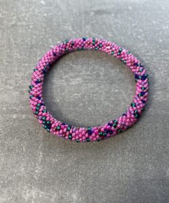 Unikke håndlavet nepal armbånd af glasperler- Som er knyttet perle for perle – Af Nepalesiske Kvinder.  Kvindegrupper i Nepal, Kathmandu Valley, udstyres med glasperler og bomuldsgarn, så de i deres fritid kan håndknytte de smukke perlearmbånd. Hvert armbånd er et unikt resultat af kvindernes håndarbejde og varierer i farvekombinationer og mønstre. De er hæklet med en bomuldssnor. Syntes man at de lidt stramme, kan man vride forsigtigt i dem så de bliver større. syntes man derimod at de er blive lidt for løse, kan man ligge dem i vand. dette gør at bomuldssnoren trækker sig sammen og de bliver mindre igen. Unikke håndlavet nepal armbånd, som er knyttet perle for perle, af nepalesiske kvinder. Vi har mere end 200 forskellige, at vælge i mellem. Så du kan finde de helt rigtige roll on nepal perle armbånd.