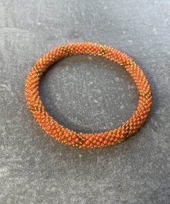 Unikke håndlavet nepal armbånd af glasperler- Som er knyttet perle for perle – Af Nepalesiske Kvinder.  Kvindegrupper i Nepal, Kathmandu Valley, udstyres med glasperler og bomuldsgarn, så de i deres fritid kan håndknytte de smukke perlearmbånd. Hvert armbånd er et unikt resultat af kvindernes håndarbejde og varierer i farvekombinationer og mønstre. De er hæklet med en bomuldssnor. Syntes man at de lidt stramme, kan man vride forsigtigt i dem så de bliver større. syntes man derimod at de er blive lidt for løse, kan man ligge dem i vand. dette gør at bomuldssnoren trækker sig sammen og de bliver mindre igen. Unikke håndlavet nepal armbånd, som er knyttet perle for perle, af nepalesiske kvinder. Vi har mere end 200 forskellige, at vælge i mellem. Så du kan finde de helt rigtige roll on nepal perle armbånd.