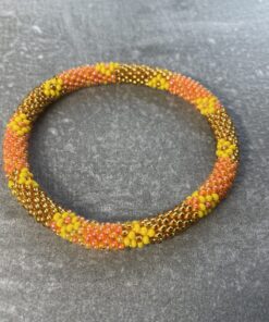 Unikke håndlavet nepal armbånd af glasperler- Som er knyttet perle for perle – Af Nepalesiske Kvinder.  Kvindegrupper i Nepal, Kathmandu Valley, udstyres med glasperler og bomuldsgarn, så de i deres fritid kan håndknytte de smukke perlearmbånd. Hvert armbånd er et unikt resultat af kvindernes håndarbejde og varierer i farvekombinationer og mønstre. De er hæklet med en bomuldssnor. Syntes man at de lidt stramme, kan man vride forsigtigt i dem så de bliver større. syntes man derimod at de er blive lidt for løse, kan man ligge dem i vand. dette gør at bomuldssnoren trækker sig sammen og de bliver mindre igen. Unikke håndlavet nepal armbånd, som er knyttet perle for perle, af nepalesiske kvinder. Vi har mere end 200 forskellige, at vælge i mellem. Så du kan finde de helt rigtige roll on nepal perle armbånd.