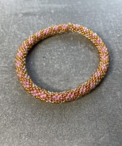 Unikke håndlavet nepal armbånd af glasperler- Som er knyttet perle for perle – Af Nepalesiske Kvinder.  Kvindegrupper i Nepal, Kathmandu Valley, udstyres med glasperler og bomuldsgarn, så de i deres fritid kan håndknytte de smukke perlearmbånd. Hvert armbånd er et unikt resultat af kvindernes håndarbejde og varierer i farvekombinationer og mønstre. De er hæklet med en bomuldssnor. Syntes man at de lidt stramme, kan man vride forsigtigt i dem så de bliver større. syntes man derimod at de er blive lidt for løse, kan man ligge dem i vand. dette gør at bomuldssnoren trækker sig sammen og de bliver mindre igen. Unikke håndlavet nepal armbånd, som er knyttet perle for perle, af nepalesiske kvinder. Vi har mere end 200 forskellige, at vælge i mellem. Så du kan finde de helt rigtige roll on nepal perle armbånd.