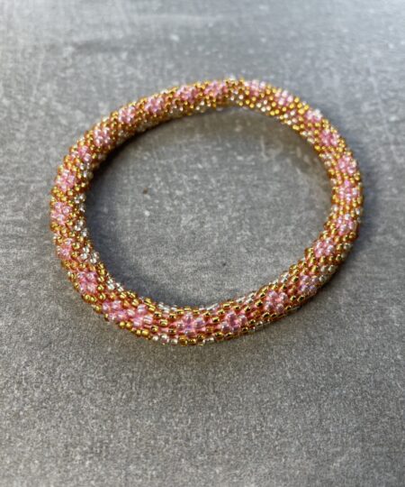 Unikke håndlavet nepal armbånd af glasperler- Som er knyttet perle for perle – Af Nepalesiske Kvinder.  Kvindegrupper i Nepal, Kathmandu Valley, udstyres med glasperler og bomuldsgarn, så de i deres fritid kan håndknytte de smukke perlearmbånd. Hvert armbånd er et unikt resultat af kvindernes håndarbejde og varierer i farvekombinationer og mønstre. De er hæklet med en bomuldssnor. Syntes man at de lidt stramme, kan man vride forsigtigt i dem så de bliver større. syntes man derimod at de er blive lidt for løse, kan man ligge dem i vand. dette gør at bomuldssnoren trækker sig sammen og de bliver mindre igen. Unikke håndlavet nepal armbånd, som er knyttet perle for perle, af nepalesiske kvinder. Vi har mere end 200 forskellige, at vælge i mellem. Så du kan finde de helt rigtige roll on nepal perle armbånd.