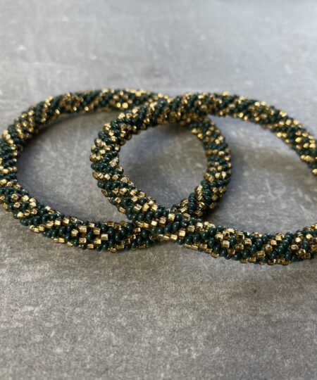 Unikke håndlavet nepal armbånd af glasperler- Som er knyttet perle for perle – Af Nepalesiske Kvinder.  Kvindegrupper i Nepal, Kathmandu Valley, udstyres med glasperler og bomuldsgarn, så de i deres fritid kan håndknytte de smukke perlearmbånd. Hvert armbånd er et unikt resultat af kvindernes håndarbejde og varierer i farvekombinationer og mønstre. De er hæklet med en bomuldssnor. Syntes man at de lidt stramme, kan man vride forsigtigt i dem så de bliver større. syntes man derimod at de er blive lidt for løse, kan man ligge dem i vand. dette gør at bomuldssnoren trækker sig sammen og de bliver mindre igen. Unikke håndlavet nepal armbånd, som er knyttet perle for perle, af nepalesiske kvinder. Vi har mere end 200 forskellige, at vælge i mellem. Så du kan finde de helt rigtige roll on nepal perle armbånd.