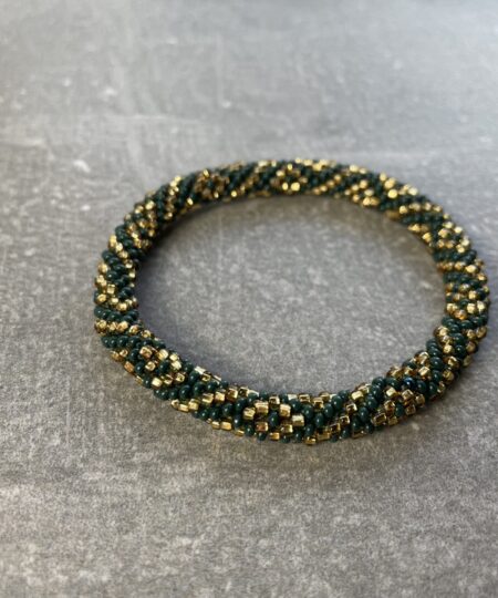 Unikke håndlavet nepal armbånd af glasperler- Som er knyttet perle for perle – Af Nepalesiske Kvinder.  Kvindegrupper i Nepal, Kathmandu Valley, udstyres med glasperler og bomuldsgarn, så de i deres fritid kan håndknytte de smukke perlearmbånd. Hvert armbånd er et unikt resultat af kvindernes håndarbejde og varierer i farvekombinationer og mønstre. De er hæklet med en bomuldssnor. Syntes man at de lidt stramme, kan man vride forsigtigt i dem så de bliver større. syntes man derimod at de er blive lidt for løse, kan man ligge dem i vand. dette gør at bomuldssnoren trækker sig sammen og de bliver mindre igen. Unikke håndlavet nepal armbånd, som er knyttet perle for perle, af nepalesiske kvinder. Vi har mere end 200 forskellige, at vælge i mellem. Så du kan finde de helt rigtige roll on nepal perle armbånd.