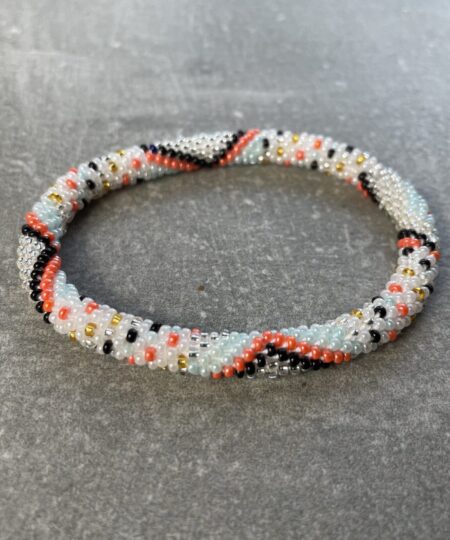 Unikke håndlavet nepal armbånd af glasperler- Som er knyttet perle for perle – Af Nepalesiske Kvinder.  Kvindegrupper i Nepal, Kathmandu Valley, udstyres med glasperler og bomuldsgarn, så de i deres fritid kan håndknytte de smukke perlearmbånd. Hvert armbånd er et unikt resultat af kvindernes håndarbejde og varierer i farvekombinationer og mønstre. De er hæklet med en bomuldssnor. Syntes man at de lidt stramme, kan man vride forsigtigt i dem så de bliver større. syntes man derimod at de er blive lidt for løse, kan man ligge dem i vand. dette gør at bomuldssnoren trækker sig sammen og de bliver mindre igen. Unikke håndlavet nepal armbånd, som er knyttet perle for perle, af nepalesiske kvinder. Vi har mere end 200 forskellige, at vælge i mellem. Så du kan finde de helt rigtige roll on nepal perle armbånd.