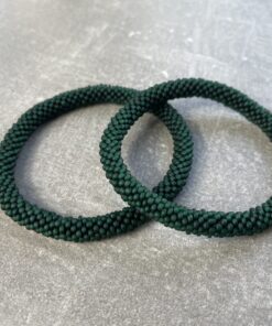 Unikke håndlavet nepal armbånd af glasperler- Som er knyttet perle for perle – Af Nepalesiske Kvinder.  Kvindegrupper i Nepal, Kathmandu Valley, udstyres med glasperler og bomuldsgarn, så de i deres fritid kan håndknytte de smukke perlearmbånd. Hvert armbånd er et unikt resultat af kvindernes håndarbejde og varierer i farvekombinationer og mønstre. De er hæklet med en bomuldssnor. Syntes man at de lidt stramme, kan man vride forsigtigt i dem så de bliver større. syntes man derimod at de er blive lidt for løse, kan man ligge dem i vand. dette gør at bomuldssnoren trækker sig sammen og de bliver mindre igen. Unikke håndlavet nepal armbånd, som er knyttet perle for perle, af nepalesiske kvinder. Vi har mere end 200 forskellige, at vælge i mellem. Så du kan finde de helt rigtige roll on nepal perle armbånd.