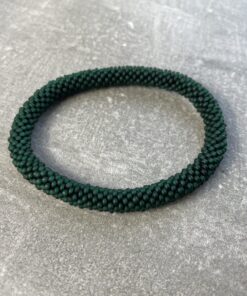 Unikke håndlavet nepal armbånd af glasperler- Som er knyttet perle for perle – Af Nepalesiske Kvinder.  Kvindegrupper i Nepal, Kathmandu Valley, udstyres med glasperler og bomuldsgarn, så de i deres fritid kan håndknytte de smukke perlearmbånd. Hvert armbånd er et unikt resultat af kvindernes håndarbejde og varierer i farvekombinationer og mønstre. De er hæklet med en bomuldssnor. Syntes man at de lidt stramme, kan man vride forsigtigt i dem så de bliver større. syntes man derimod at de er blive lidt for løse, kan man ligge dem i vand. dette gør at bomuldssnoren trækker sig sammen og de bliver mindre igen. Unikke håndlavet nepal armbånd, som er knyttet perle for perle, af nepalesiske kvinder. Vi har mere end 200 forskellige, at vælge i mellem. Så du kan finde de helt rigtige roll on nepal perle armbånd.