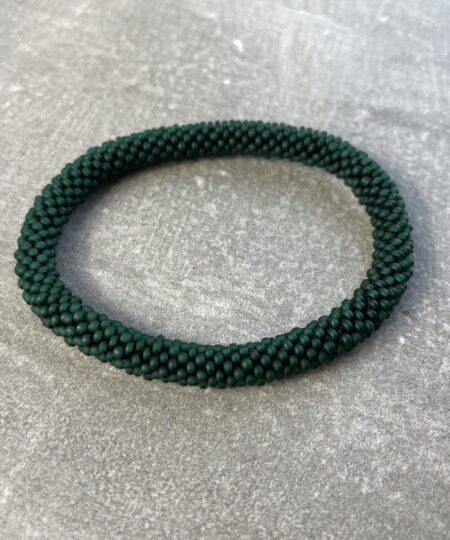 Unikke håndlavet nepal armbånd af glasperler- Som er knyttet perle for perle – Af Nepalesiske Kvinder.  Kvindegrupper i Nepal, Kathmandu Valley, udstyres med glasperler og bomuldsgarn, så de i deres fritid kan håndknytte de smukke perlearmbånd. Hvert armbånd er et unikt resultat af kvindernes håndarbejde og varierer i farvekombinationer og mønstre. De er hæklet med en bomuldssnor. Syntes man at de lidt stramme, kan man vride forsigtigt i dem så de bliver større. syntes man derimod at de er blive lidt for løse, kan man ligge dem i vand. dette gør at bomuldssnoren trækker sig sammen og de bliver mindre igen. Unikke håndlavet nepal armbånd, som er knyttet perle for perle, af nepalesiske kvinder. Vi har mere end 200 forskellige, at vælge i mellem. Så du kan finde de helt rigtige roll on nepal perle armbånd.