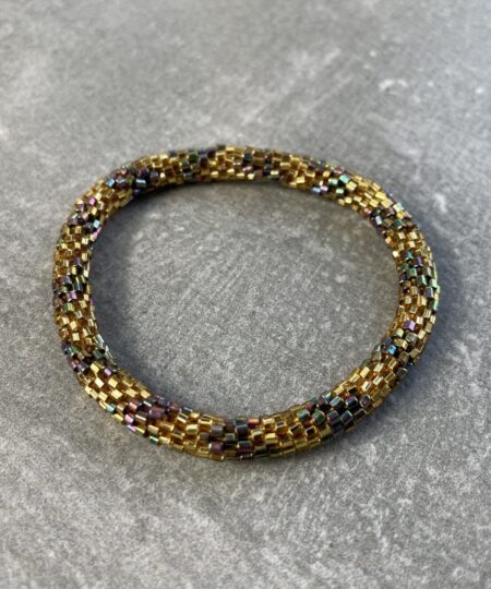 Unikke håndlavet nepal armbånd af glasperler- Som er knyttet perle for perle – Af Nepalesiske Kvinder.  Kvindegrupper i Nepal, Kathmandu Valley, udstyres med glasperler og bomuldsgarn, så de i deres fritid kan håndknytte de smukke perlearmbånd. Hvert armbånd er et unikt resultat af kvindernes håndarbejde og varierer i farvekombinationer og mønstre. De er hæklet med en bomuldssnor. Syntes man at de lidt stramme, kan man vride forsigtigt i dem så de bliver større. syntes man derimod at de er blive lidt for løse, kan man ligge dem i vand. dette gør at bomuldssnoren trækker sig sammen og de bliver mindre igen. Unikke håndlavet nepal armbånd, som er knyttet perle for perle, af nepalesiske kvinder. Vi har mere end 200 forskellige, at vælge i mellem. Så du kan finde de helt rigtige roll on nepal perle armbånd.