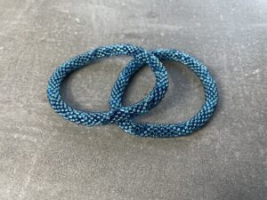 Unikke håndlavet nepal armbånd af glasperler- Som er knyttet perle for perle – Af Nepalesiske Kvinder.  Kvindegrupper i Nepal, Kathmandu Valley, udstyres med glasperler og bomuldsgarn, så de i deres fritid kan håndknytte de smukke perlearmbånd. Hvert armbånd er et unikt resultat af kvindernes håndarbejde og varierer i farvekombinationer og mønstre. De er hæklet med en bomuldssnor. Syntes man at de lidt stramme, kan man vride forsigtigt i dem så de bliver større. syntes man derimod at de er blive lidt for løse, kan man ligge dem i vand. dette gør at bomuldssnoren trækker sig sammen og de bliver mindre igen. Unikke håndlavet nepal armbånd, som er knyttet perle for perle, af nepalesiske kvinder. Vi har mere end 200 forskellige, at vælge i mellem. Så du kan finde de helt rigtige roll on nepal perle armbånd.