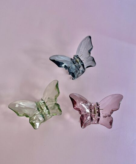 Sommerfugl Hårklemme – Elegant og Praktisk Design (8 x 5,5 cm) Giv dit look et strejf af elegance med denne smukke sommerfugl hårklemme. Med en størrelse på 8 x 5,5 cm er denne hårklemme den perfekte kombination af stil og funktionalitet. Designet som en sommerfugl tilfører den et feminint og moderne touch til enhver frisure, hvad enten det er til hverdag eller fest. Fremstillet af holdbare materialer, der sikrer et stærkt greb om håret, passer klemmen til både tykt og tyndt hår. Uanset om du ønsker at samle hele håret eller blot skabe et stilfuldt halvt opsat look, vil denne hårklemme holde din frisure på plads hele dagen. Ideel som gave eller til din egen håraccessories-samling, er denne sommerfugl hårklemme et must-have for enhver, der elsker at kombinere praktisk funktionalitet med smukt design.