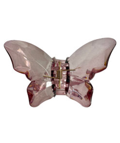 Sommerfugl Hårklemme – Elegant og Praktisk Design (8 x 5,5 cm) Giv dit look et strejf af elegance med denne smukke sommerfugl hårklemme. Med en størrelse på 8 x 5,5 cm er denne hårklemme den perfekte kombination af stil og funktionalitet. Designet som en sommerfugl tilfører den et feminint og moderne touch til enhver frisure, hvad enten det er til hverdag eller fest. Fremstillet af holdbare materialer, der sikrer et stærkt greb om håret, passer klemmen til både tykt og tyndt hår. Uanset om du ønsker at samle hele håret eller blot skabe et stilfuldt halvt opsat look, vil denne hårklemme holde din frisure på plads hele dagen. Ideel som gave eller til din egen håraccessories-samling, er denne sommerfugl hårklemme et must-have for enhver, der elsker at kombinere praktisk funktionalitet med smukt design.