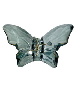 Hårklemme med  Sommerfugle Giv dit look et strejf af elegance med denne smukke sommerfugl hårklemme. Med en størrelse på 8 x 5,5 cm er denne hårklemme den perfekte kombination af stil og funktionalitet. Designet som en sommerfugl tilfører den et feminint og moderne touch til enhver frisure, hvad enten det er til hverdag eller fest. Fremstillet af holdbare materialer, der sikrer et stærkt greb om håret, passer klemmen til både tykt og tyndt hår. Uanset om du ønsker at samle hele håret eller blot skabe et stilfuldt halvt opsat look, vil denne hårklemme holde din frisure på plads hele dagen. Ideel som gave eller til din egen håraccessories-samling, er denne sommerfugl hårklemme et must-have for enhver, der elsker at kombinere praktisk funktionalitet med smukt design. Funktioner: Størrelse: 8 x 5,5 cm – perfekt til at holde forskellige hårtyper og -længder sikkert på plads. Grebstyrke: Stærkt og pålideligt greb, ideel til både hverdag og festlige lejligheder. Materiale: Holdbar og let, skånsom mod håret og behagelig at bære hele dagen. Giv din frisure et elegant og glamourøst løft med denne hårklemme, og lad din stil blomstre med et strejf af lys og skønhed!