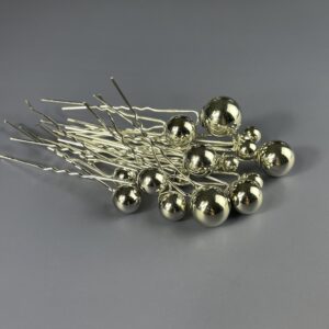 Hårpynt til brude og konfirmander – Smukke og elegante detaljer Gør din store dag uforglemmelig med vores eksklusive hårpynt til brude og konfirmander. Fra klassiske perlehårnåle til moderne blomsterkranse og gnistrende tiaraer – vi har det perfekte hårtilbehør til at fuldende dit look. Vores håndlavede designs skaber elegance og skønhed, der passer til enhver stil. Find din drømmehårpynt hos os og strål som aldrig før! Shop nu og gør din dag ekstra magisk.