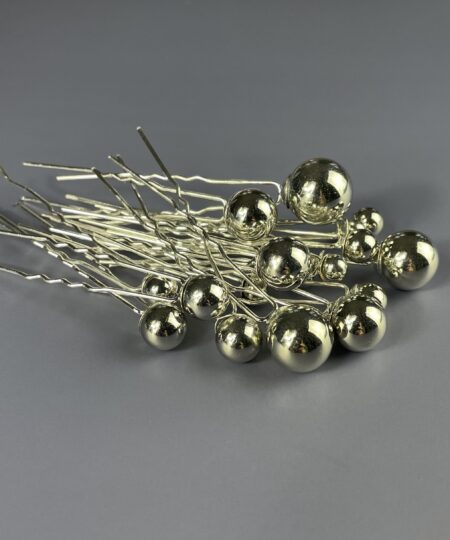 Hårpynt til brude og konfirmander – Smukke og elegante detaljer Gør din store dag uforglemmelig med vores eksklusive hårpynt til brude og konfirmander. Fra klassiske perlehårnåle til moderne blomsterkranse og gnistrende tiaraer – vi har det perfekte hårtilbehør til at fuldende dit look. Vores håndlavede designs skaber elegance og skønhed, der passer til enhver stil. Find din drømmehårpynt hos os og strål som aldrig før! Shop nu og gør din dag ekstra magisk.