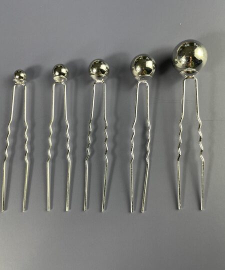 Hårpynt til brude og konfirmander – Smukke og elegante detaljer Gør din store dag uforglemmelig med vores eksklusive hårpynt til brude og konfirmander. Fra klassiske perlehårnåle til moderne blomsterkranse og gnistrende tiaraer – vi har det perfekte hårtilbehør til at fuldende dit look. Vores håndlavede designs skaber elegance og skønhed, der passer til enhver stil. Find din drømmehårpynt hos os og strål som aldrig før! Shop nu og gør din dag ekstra magisk.