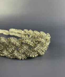 Hårpynt til brude og konfirmander – Smukke og elegante detaljer Gør din store dag uforglemmelig med vores eksklusive hårpynt til brude og konfirmander. Fra klassiske perlehårnåle til moderne blomsterkranse og gnistrende tiaraer – vi har det perfekte hårtilbehør til at fuldende dit look. Vores håndlavede designs skaber elegance og skønhed, der passer til enhver stil. Find din drømmehårpynt hos os og strål som aldrig før! Shop nu og gør din dag ekstra magisk.